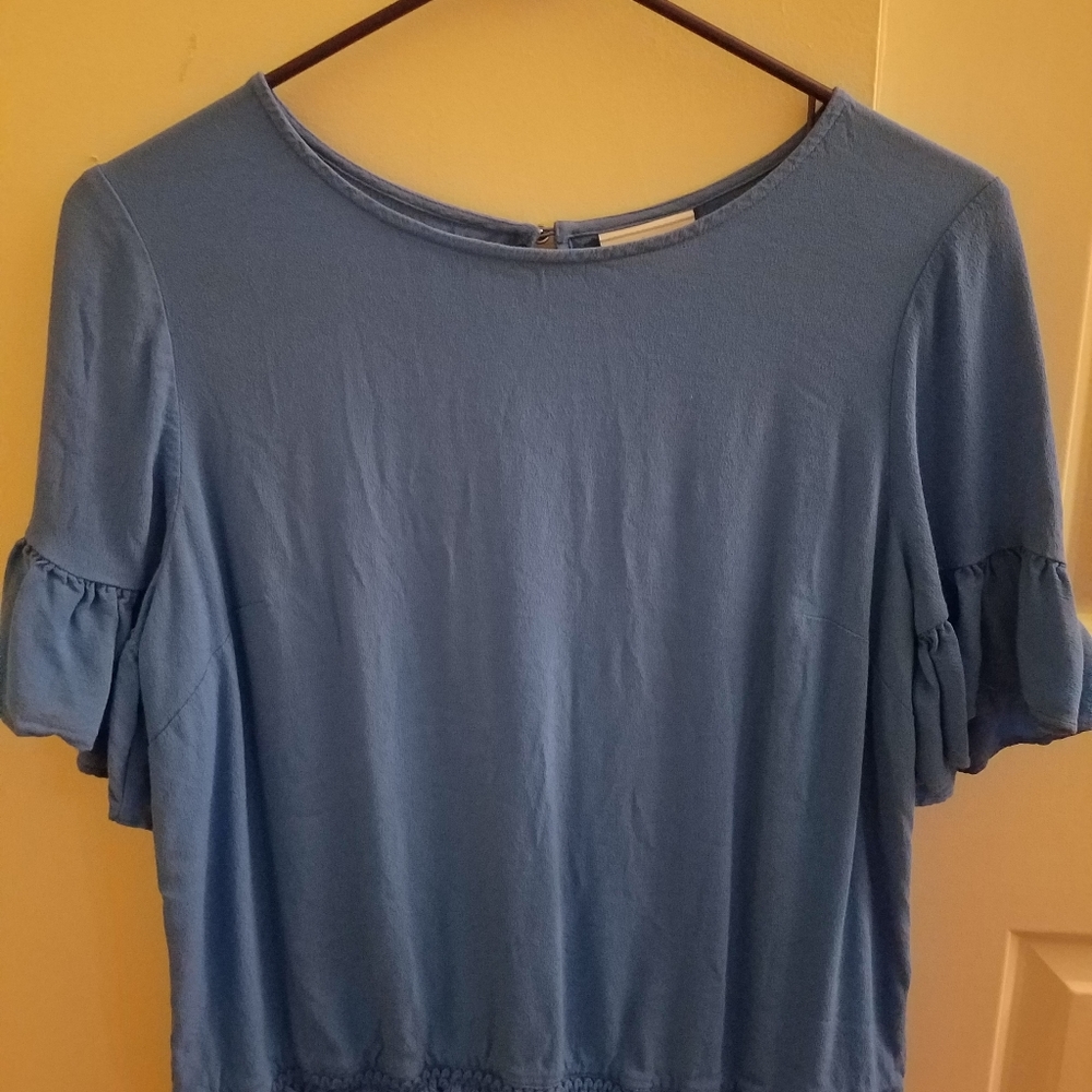 Blue top with ruffled sleeves and tables bottom